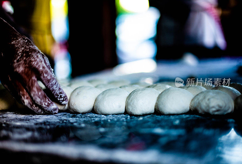 在Tak省的Mae Sot区，将面团揉成球形，用来制作烤肉罐